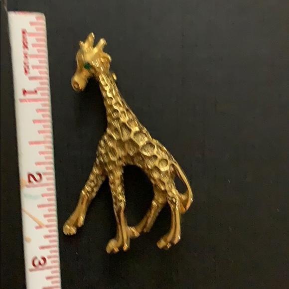 Giraffe brooch has green eyes - Picture 2 of 4